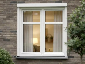Wit uPVC kozijn in moderne Nederlandse gevelwand, met zachte daglichtreflectie en groen tuingebladerte op de achtergrond.